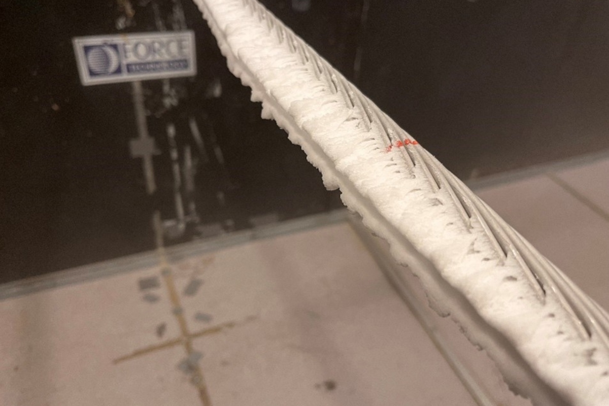 Stranded bundle conductor with ice on it