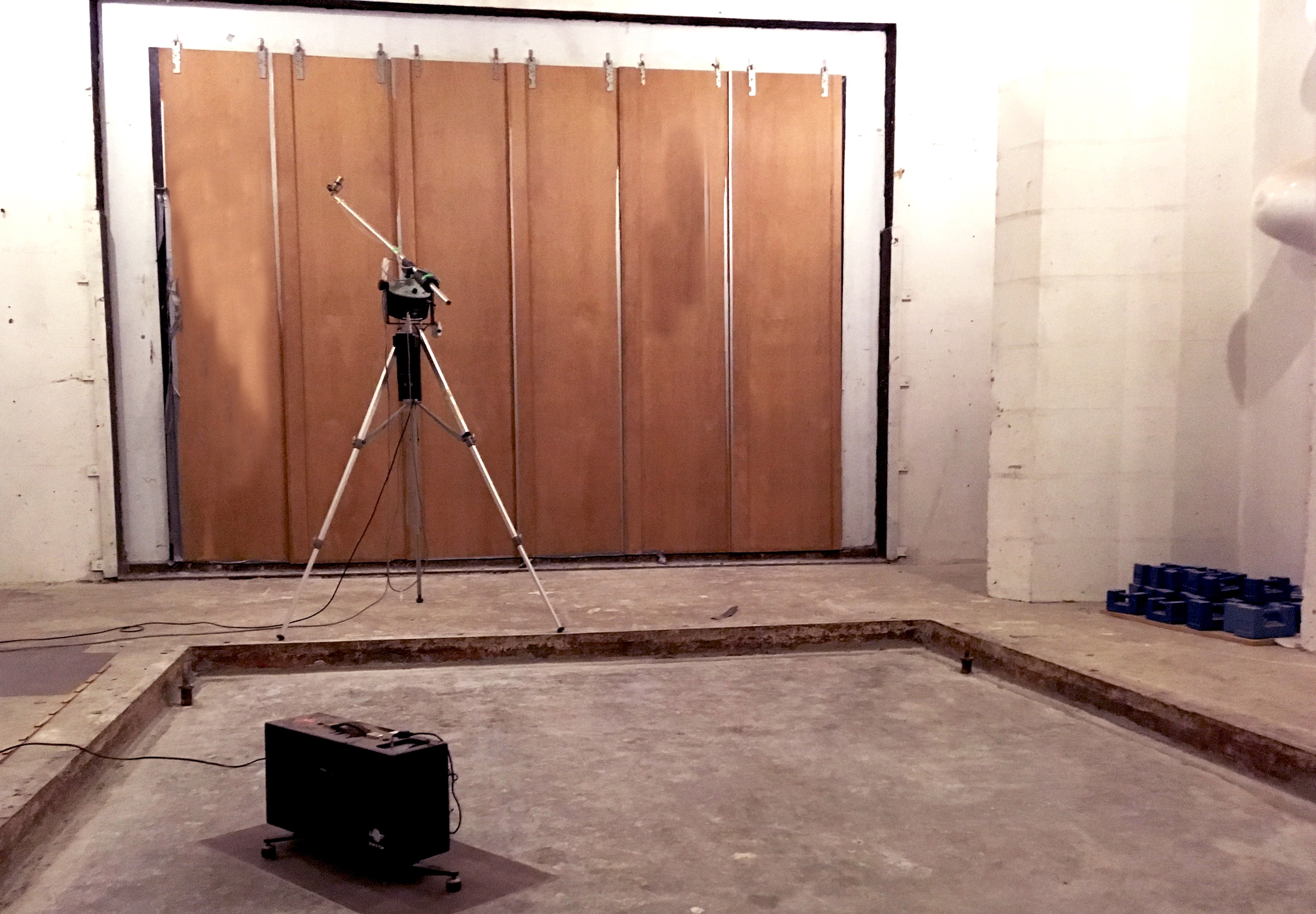 Måling af trinlydniveau af betondæk i måleåbning til test af dækkonstruktioner i bygningsakustisk maalelaboratorium.